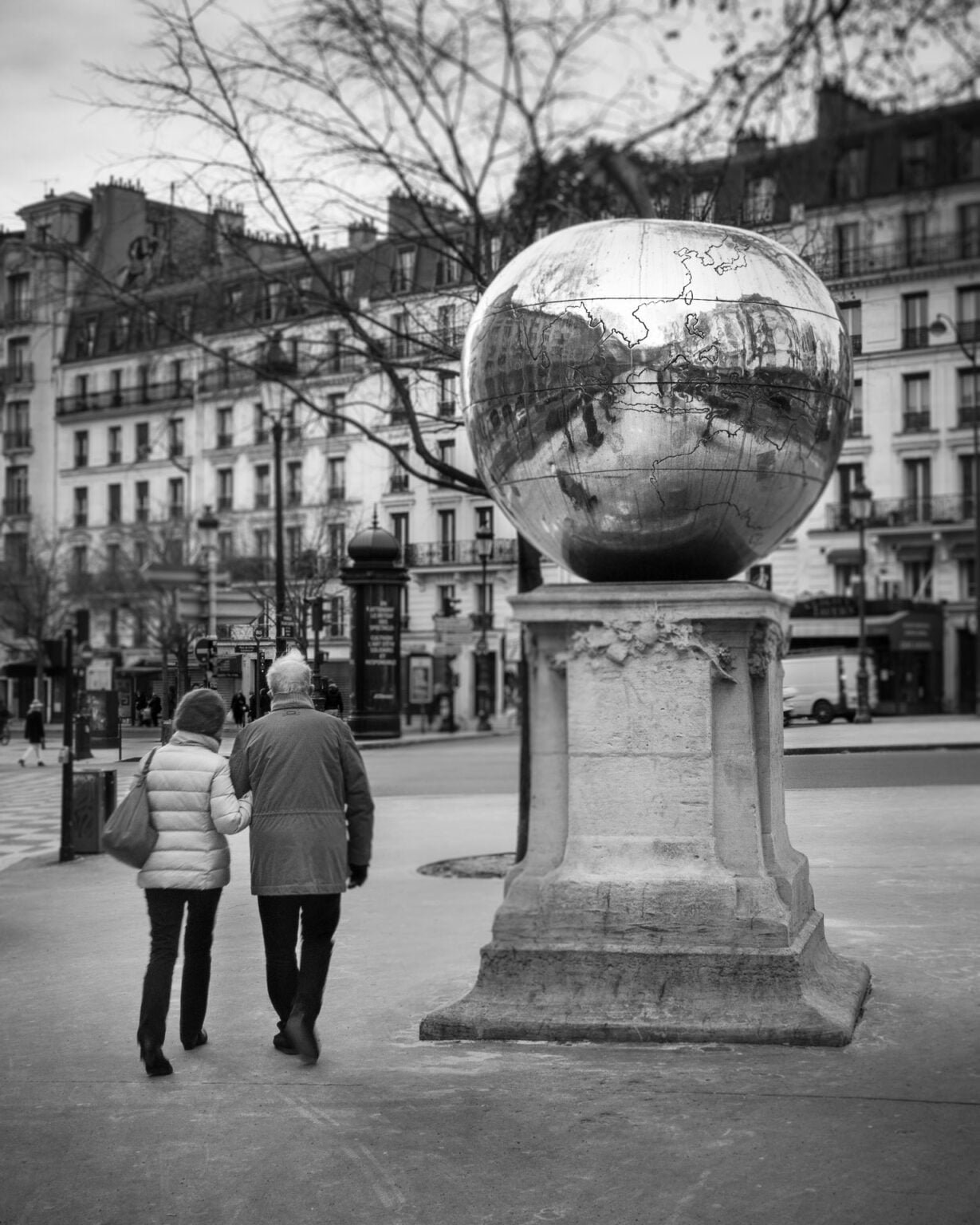 Paar zu Fuß am Place de Clichy in Paris