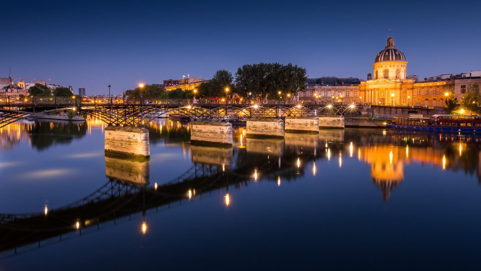 Nuit bleue au Pont des Arts, Paris.