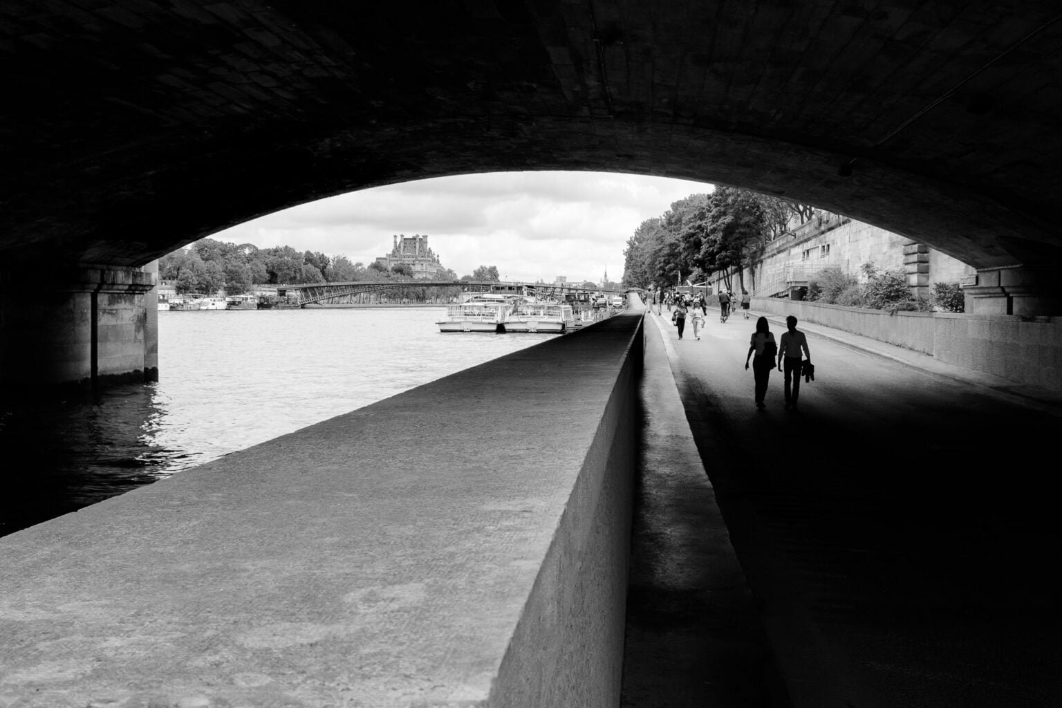 Pareja caminando hacia el museo del Louvre, París