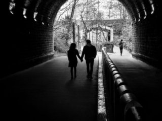 Couple walking under a tunnel in Paris