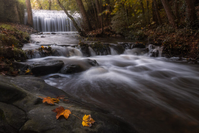 Cascada de Les Vaux de Cernay, Yvelines, Francia.