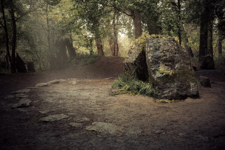 Tombe de Merlin dans la forêt de Brocéliande, France.