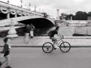 Cycling along the Seine river