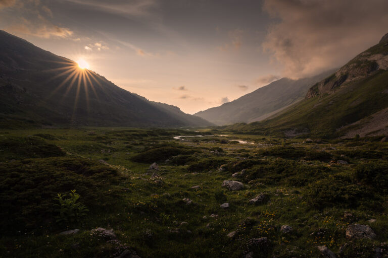 Sonnenuntergang im Naturschutzgebiet Plan de Tuéda, Méribel, Alpen, Frankreich.