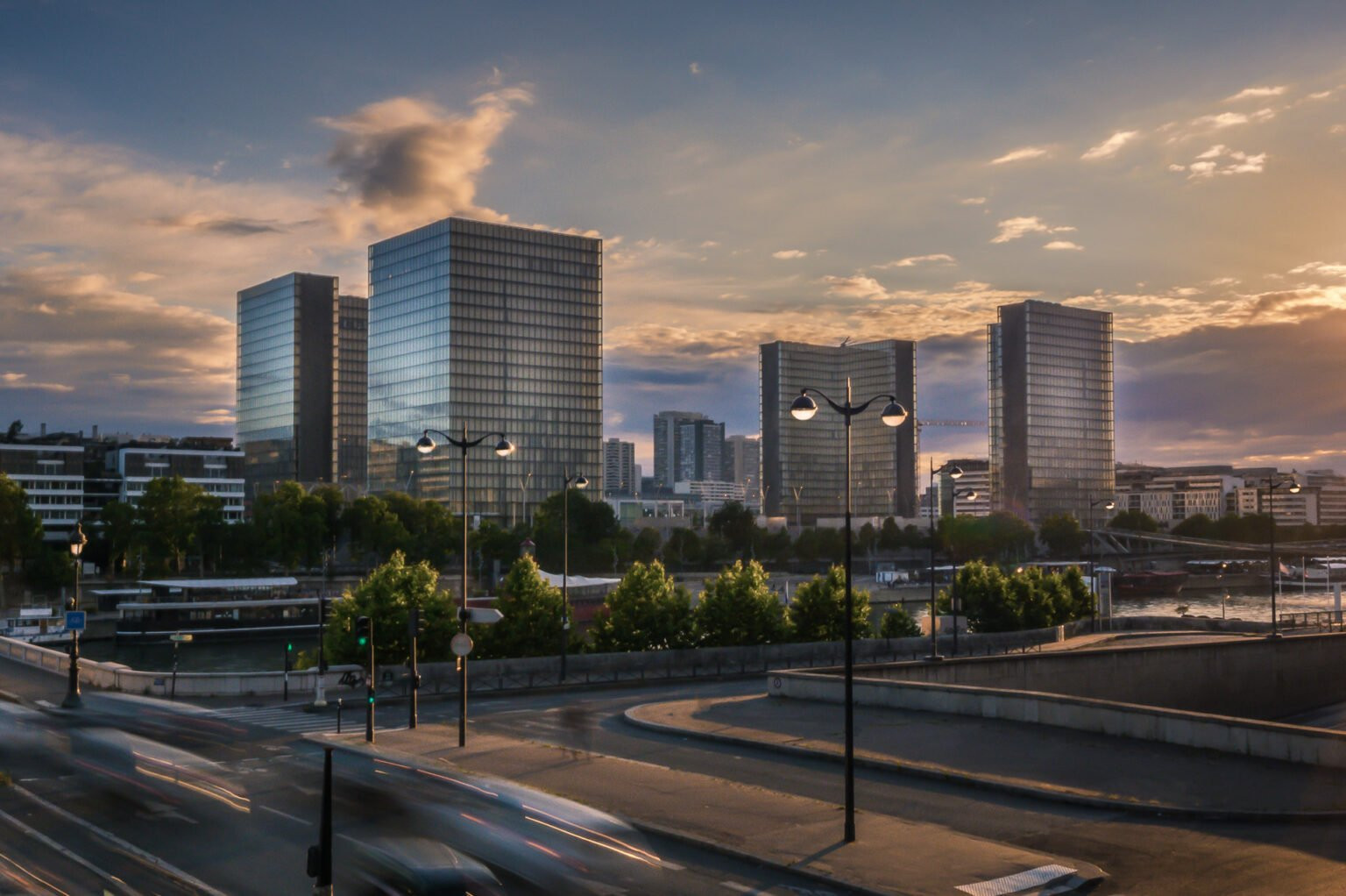 Die vier Türme der Bibliothèque nationale de France (Standort François-Mitterrand) bei Sonnenuntergang, vom anderen Seineufer aus gesehen, Paris.