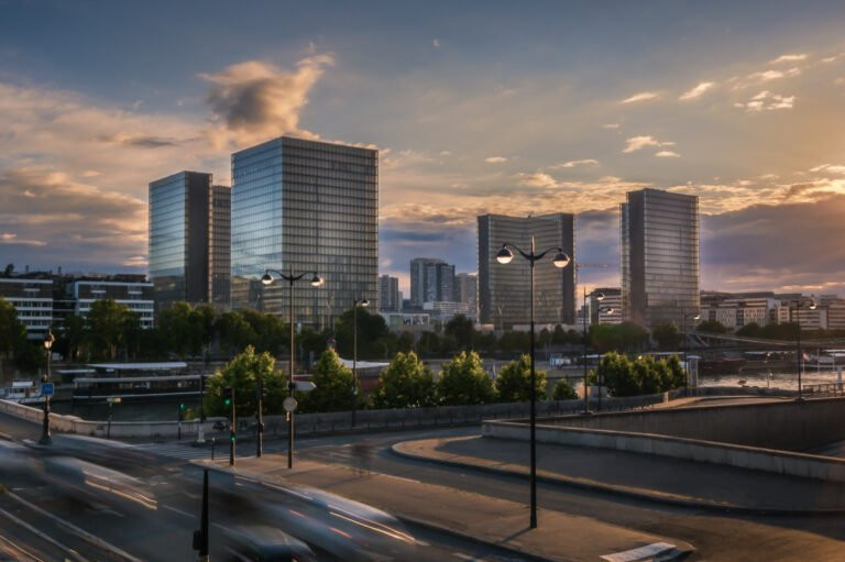 Les quatre tours de la Bibliothèque nationale de France (site François-Mitterrand) au coucher du soleil, vues depuis l’autre rive de la Seine, Paris.
