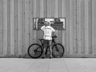 Photographer and biker behind the Eiffel tower