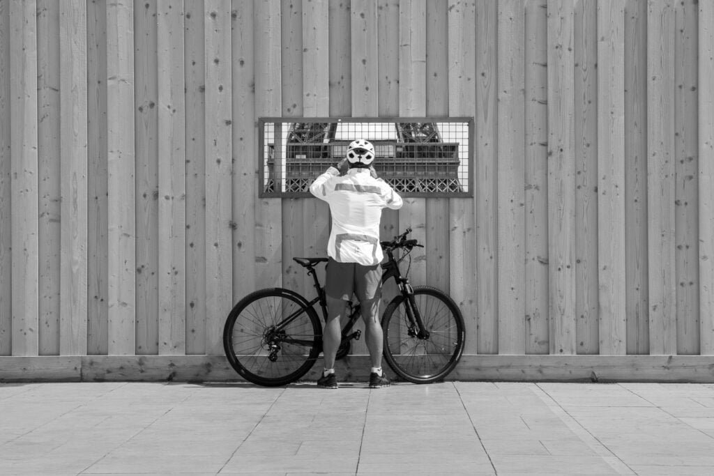 Photographer and biker behind the Eiffel tower