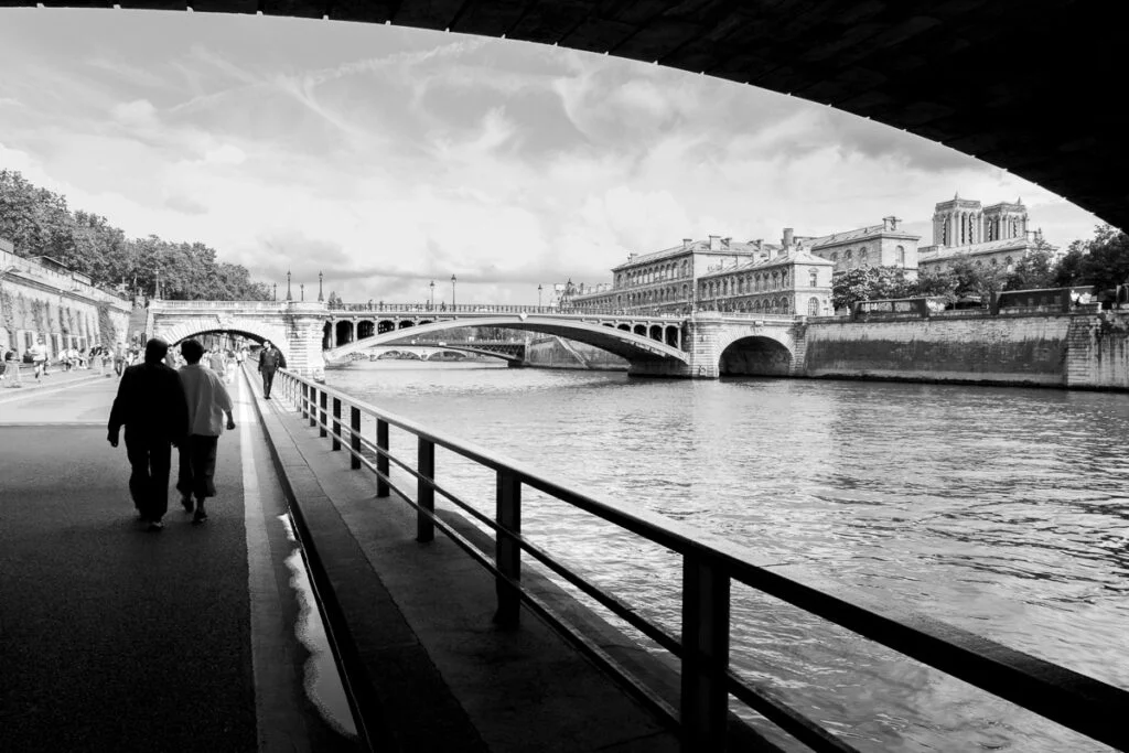 Couple walking near the Seine