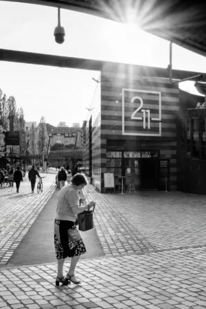 Mujer buscando las llaves cerca de La Villette, París
