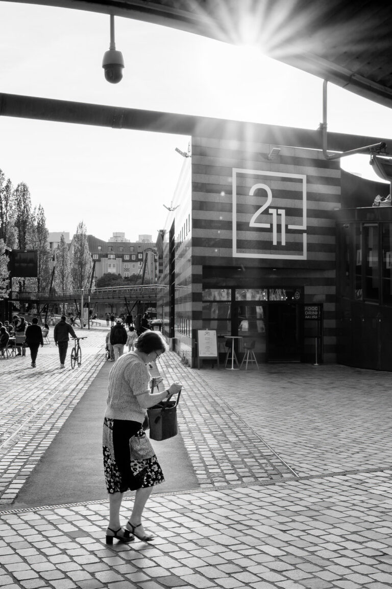 Mujer buscando las llaves cerca de La Villette, París.