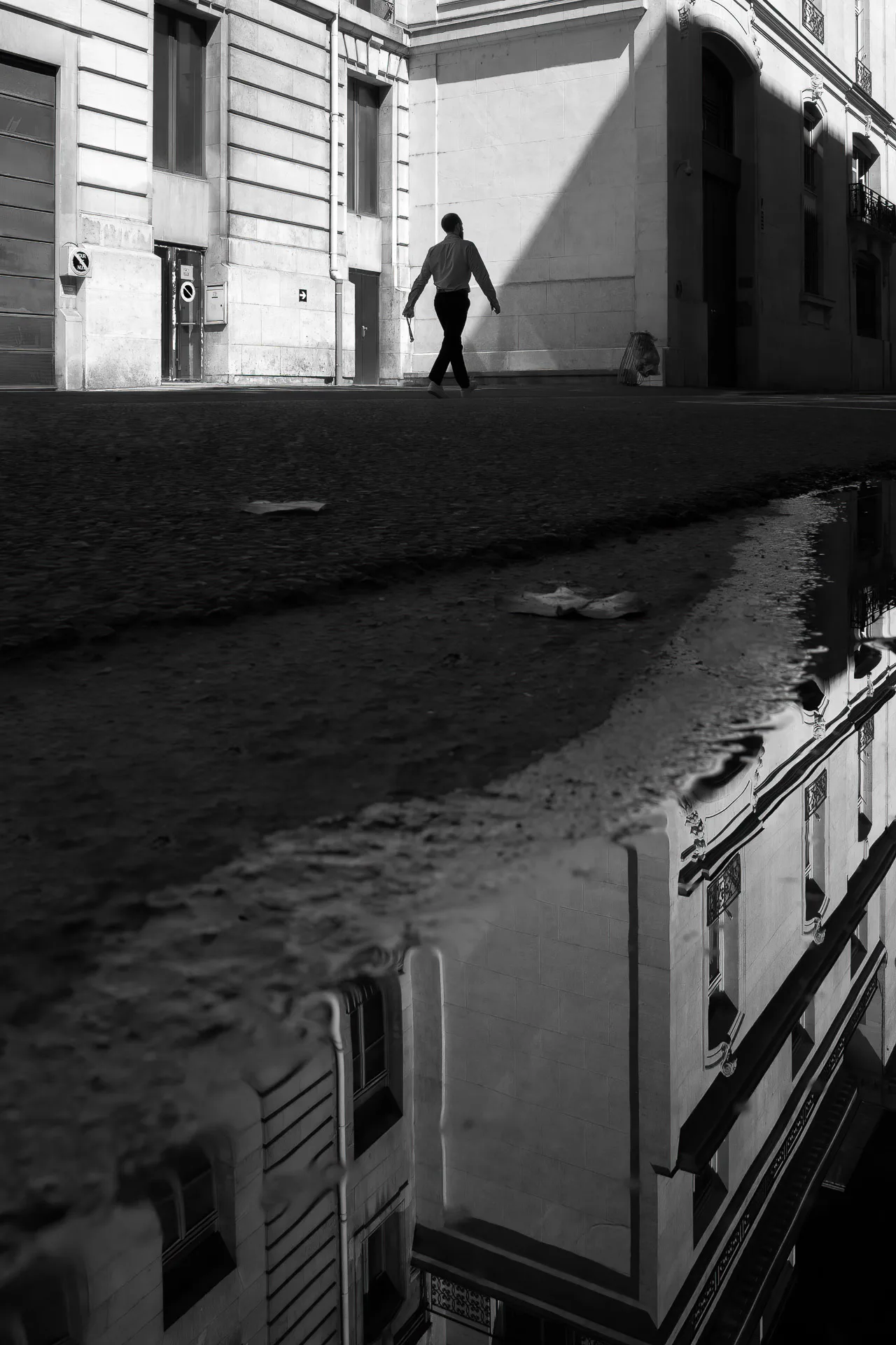 Homme traversant la rue près du musée d'Orsay, Paris