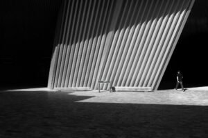 Hombre en la oscuridad en la Filarmónica de París