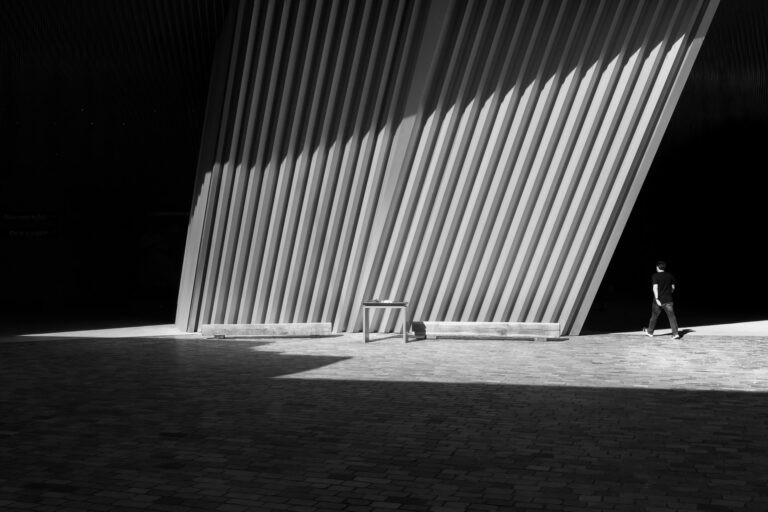 Homme s’enfonçant dans l’obscurité à la Philharmonie de Paris.
