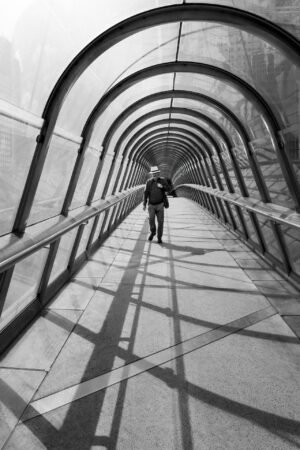 Hombre con sombrero en el puente de Japón en La Defense