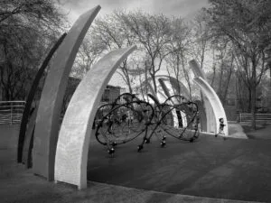 Niño en el parque infantil cerca de la Geoda, La Villette, París