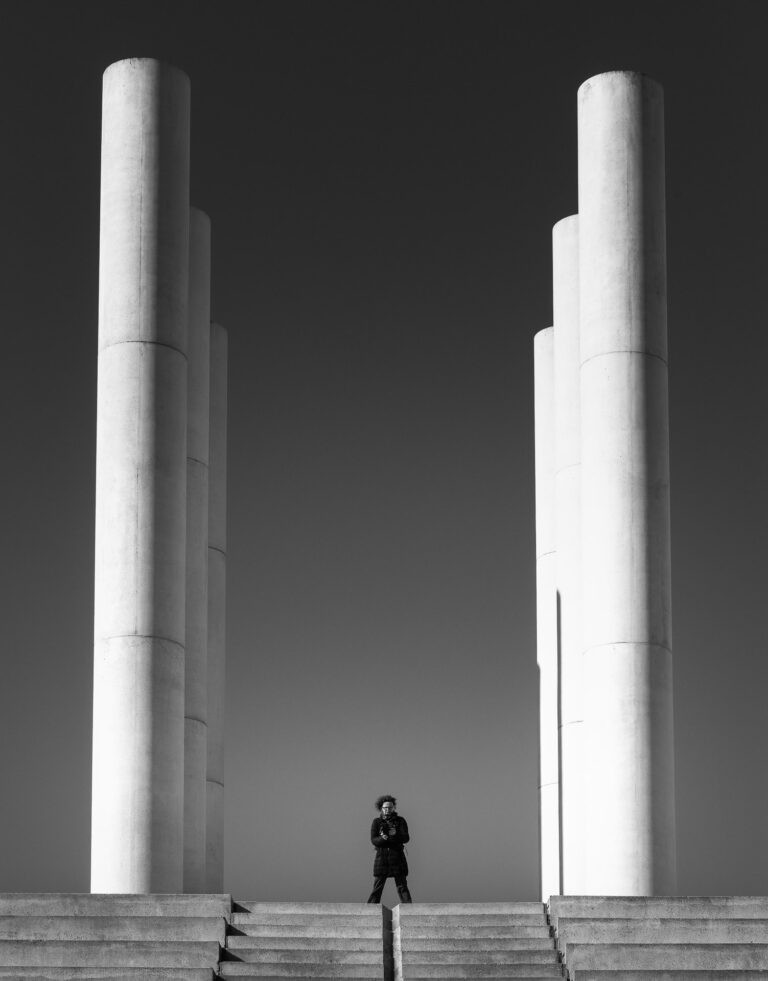 Silhouette auf der Axe Majeur in Cergy, Frankreich.