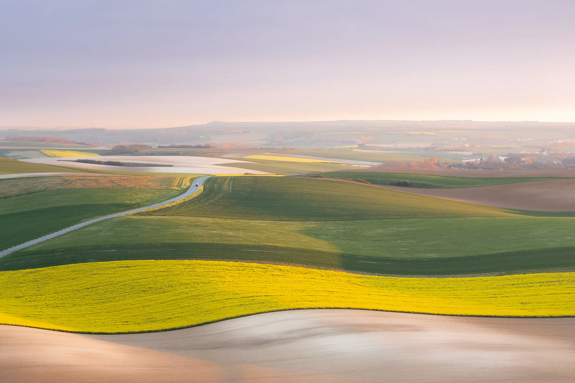 Wellen von Feldern im Frühling in Cote d'Opale, Frankreich