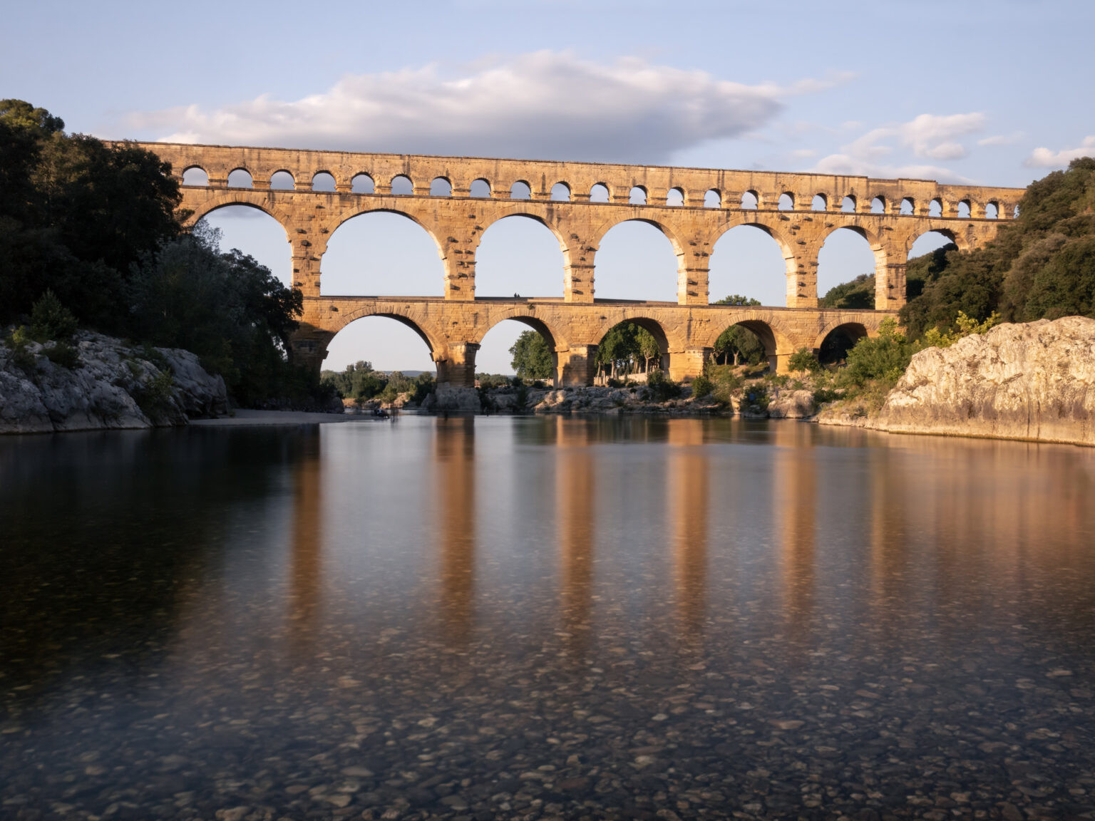 Reflets du Pont du Gard et graviers.