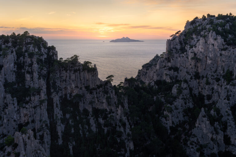 Blick von den Calanques d’En-Vau bei Sonnenuntergang, Marseille, Frankreich.