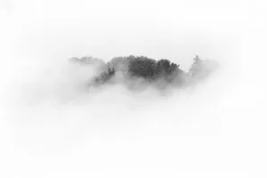 Wolken bei La Roche-du-Prêtre, Consolation-Maisonnettes, Frankreich.