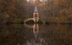 Pont du temple d'amour, etang de Bonnelles, France.