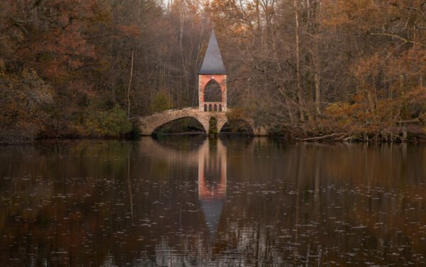Pont du temple d'amour, etang de Bonnelles, France.
