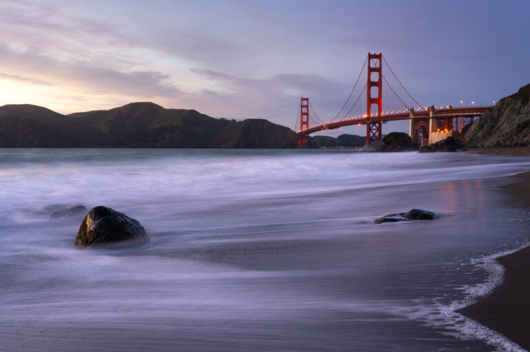 Puente Golden Gate durante la hora azul, San Francisco, EE. UU.
