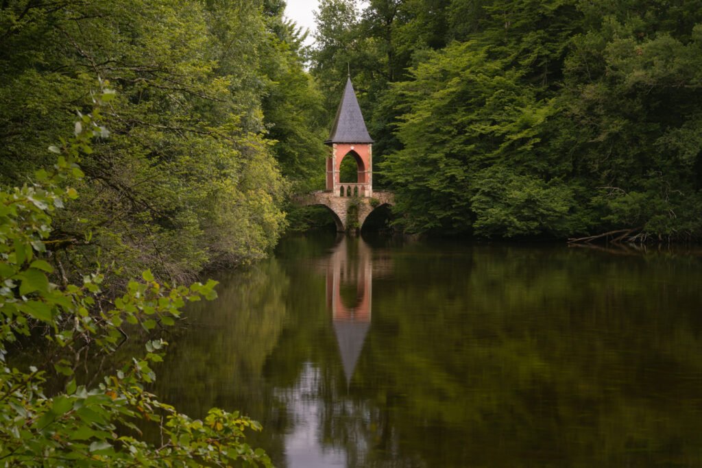 Pont du temple d&#039;amour, Bonnelles pond, France.