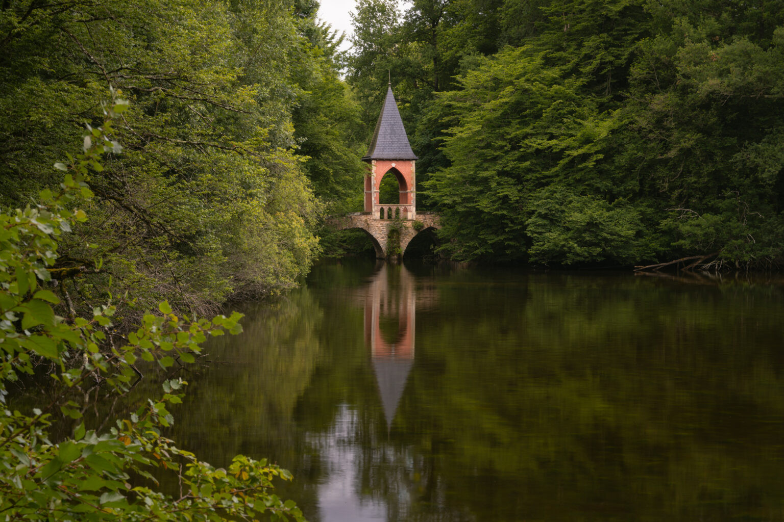 Pont du temple d’amour, estanque de Bonnelles, Francia.