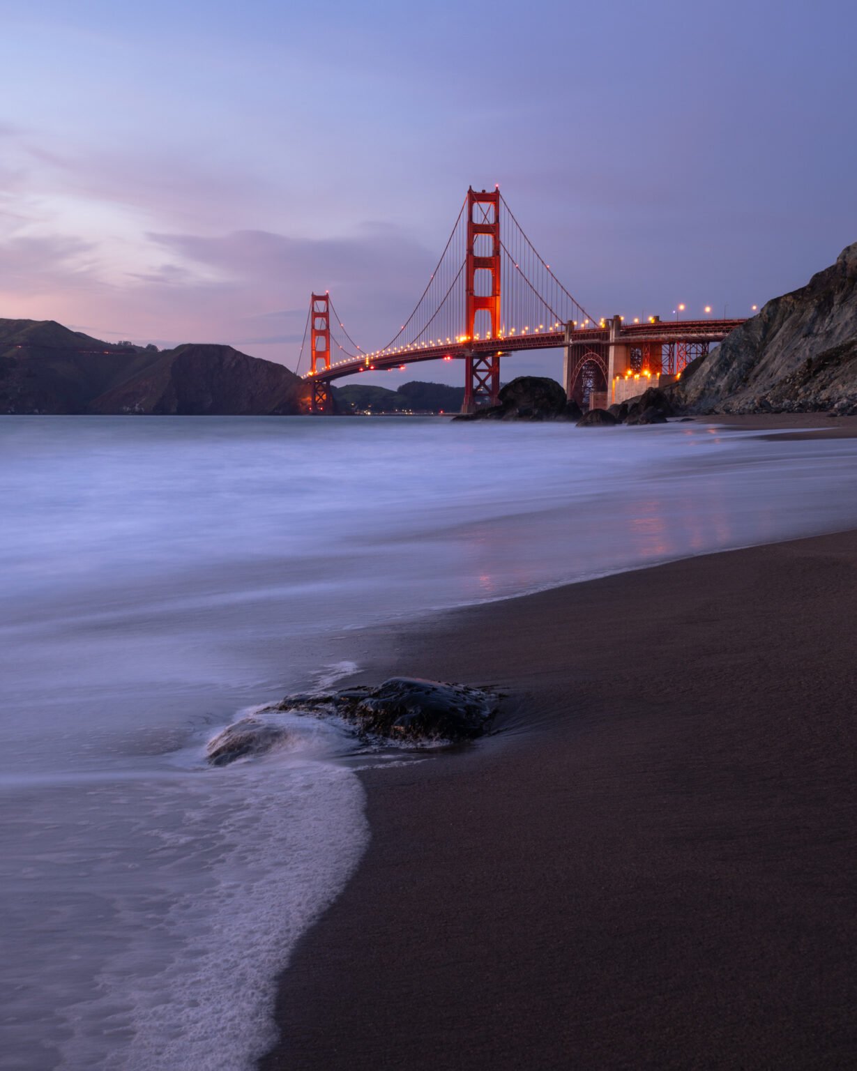 Puente Golden Gate durante la hora azul, San Francisco, EE. UU.