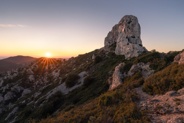 Pilon du Roi au coucher du soleil, Simiane-Collongue, France.