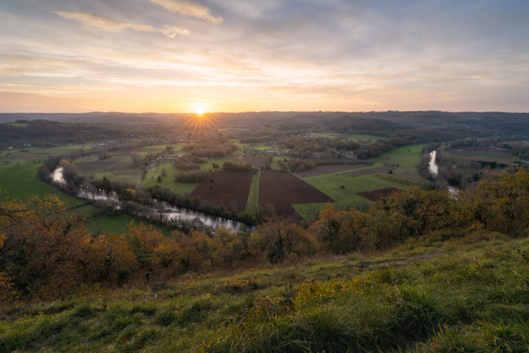 Sonnenaufgang an der Côte de Jor, Dordogne, Saint-Léon-sur-Vézère, Frankreich.